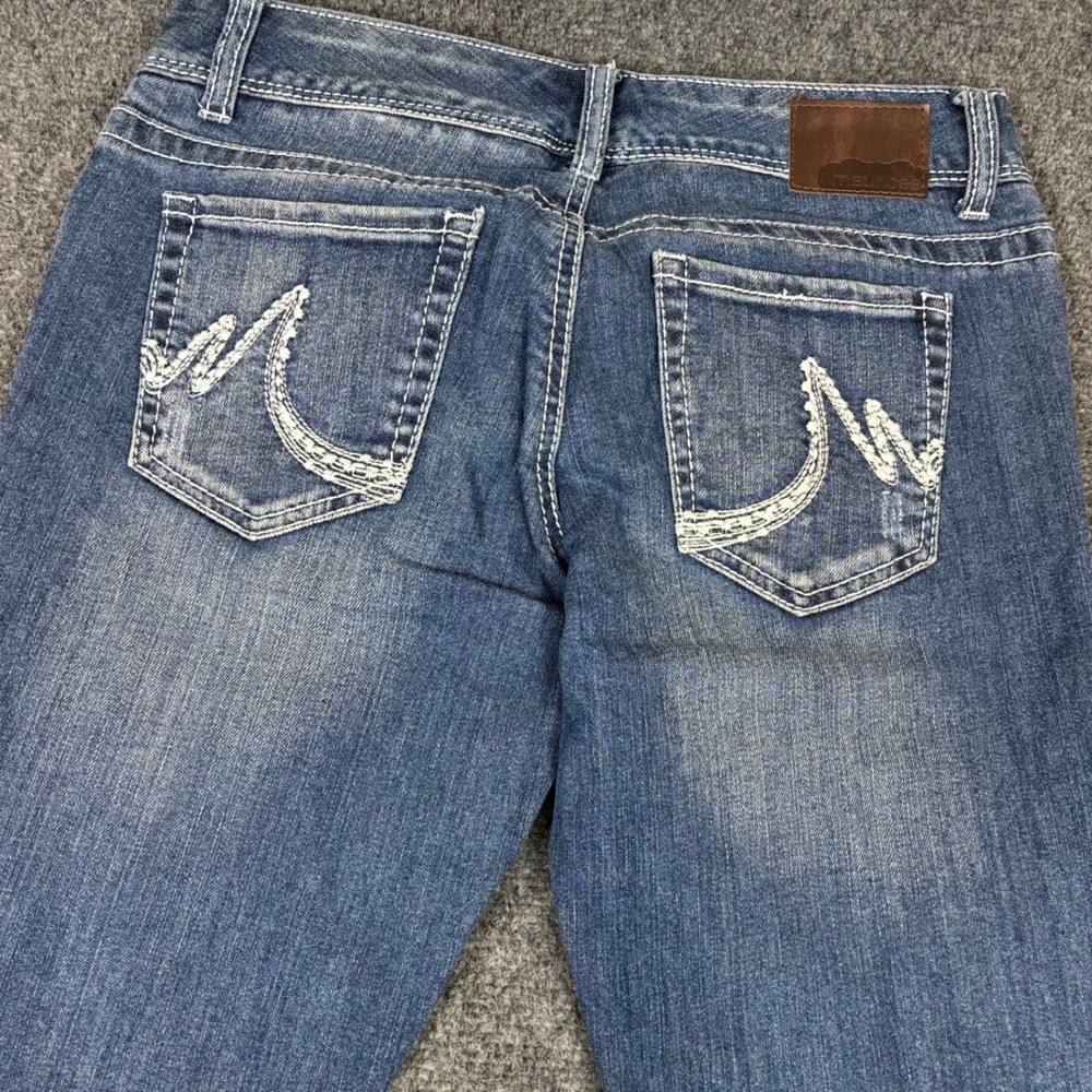 Maurices Womens Size 3/4 30x32 Medium Wash Bootcut Jeans Embroidered Pockets